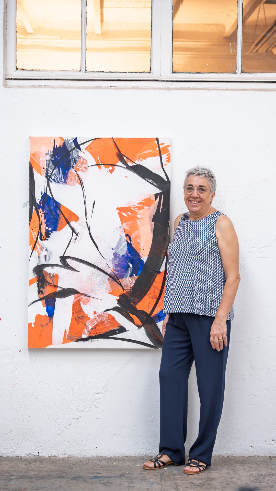 Núria Calatayud junto a una de sus obras abstractas originales